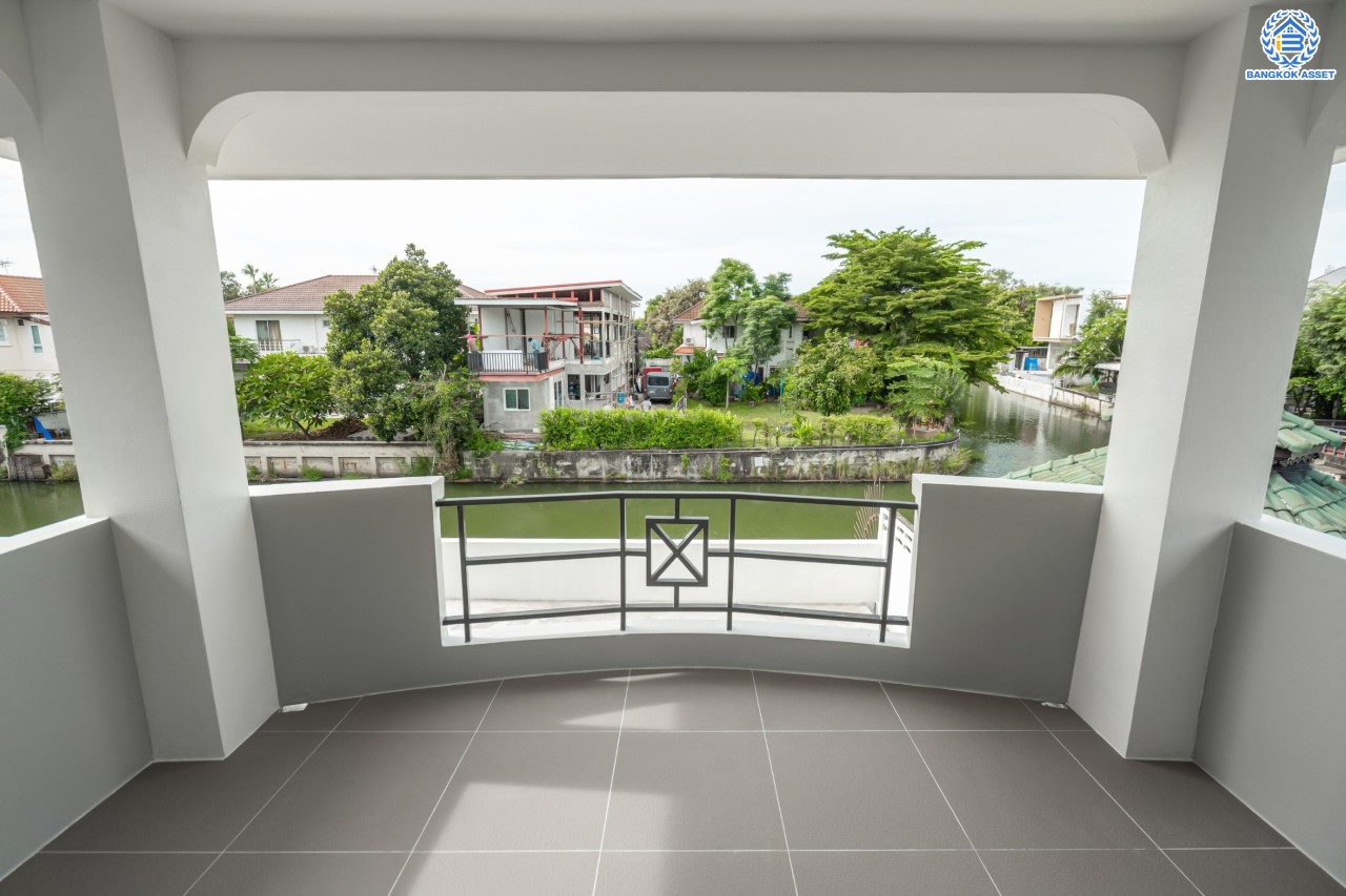 บ้านมือสองตกแต่งใหม่ ม.เมืองเอกประจิม พหลโยธิน87 ตกแต่งครบทุกฟังก์ชัน เนื้อที่ 200 ตร.ว. 3 ห้องนอน 5 ห้องน้ำ 1 ห้องรับรอง จอดรถได้ 3 คัน เชื่อมต่อทุกการเดินทาง ใกล้รถไฟฟ้าสายสีแดง "สถานีหลักหก"และทางด่วน "ศรีสมาน"